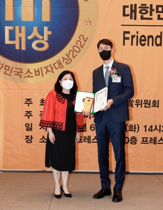 (좌로부터) 주한 필리핀 대사 마리아 테레사 디존-데베가, 메르세데스-벤츠 코리아 고객 서비스 마케팅 최정식 상무