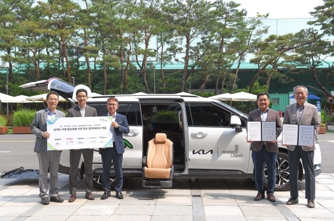 (왼쪽부터) 이덕현 기아 경영전략실장, 김경원 제주항공 커머셜전략실장, 원종철 코레일 미래전략실장, 이상혁 한화호텔앤드리조트 HR그룹장, 김춘만 사단법인 그린라이트 이사가 ‘초록여행’ 장애인 전용 차량 앞에서 기념촬영을 하는 모습.