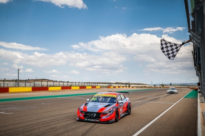 현대자동차 ‘엘란트라 N TCR(국내명 아반떼 N TCR)’이 ‘2022 WTCR’ 스페인 대회에서 결승선을 통과하고 있는 모습