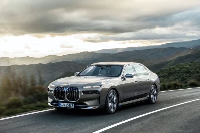 BMW i7