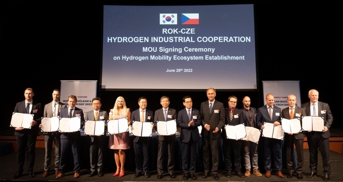 사진 왼쪽부터 스폴케미社 얀 스트로블(Jan Štrobl) 비즈니스 개발 매니저, 유로웨그社 아띨라 두핀(Attila Dsupin) 이사, 이베코 체코 카렐노박(Karel Novák) 버스플랫폼장, 현대글로비스 김기철 상무, 자실코브나社 시모나 키욘코바(Simona Kijonková) 대표이사, 현대자동차 신승규 상무, 수소융합얼라이언스 문재도 회장, 이창양 산업통상자원부 장관, 페트로 메르바르(Petr Mervar) 수소특임대사, HYTEP 마틴 파이다르(Martin Paidar) 부회장, 데빈社 조셉 렉사(Josef Lexa) 세일즈 매니저, 오를렌 유니페트롤社 토마스 헤링크(Tomáš Herink) 이사, UJV레즈社 마틴 바코프스키(Martin Vacovský) 세일즈 매니저, 지브라그룹 페트르 리학(Petr Řihák) 대표이사 등이 양해각서를 들고 기념사진을 찍고 있는 모습