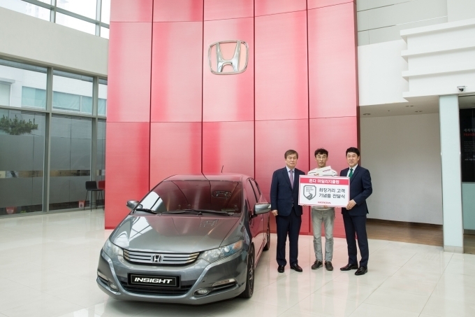 (좌측부터)Honda Cars D3 김대동 대표, 서윤우 고객, 혼다코리아 이지홍 대표이사