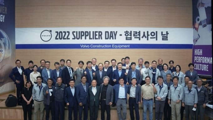 볼보그룹코리아가 지난 30일 경남 창원공장에서 개최한 ‘2022 볼보 협력사의 날’ 행사에서 품질, 지속가능성, 원가 등 우수업체와 볼보건설기계 임직원이 함께 기념촬영을 하고 있다.
