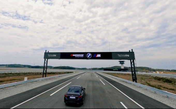 한국테크노링에서 한국타이어 초고성능 타이어 벤투스를 장착하고 질주하는 BMW 고성능 브랜드 M 차량