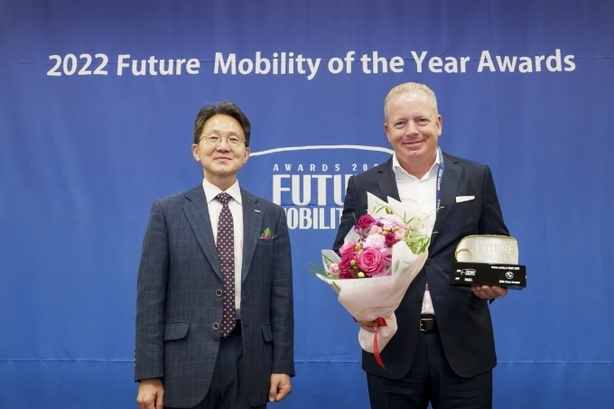 (왼쪽부터) 카이스트 김보원 부총장, BMW 그룹 장-필립 파랑 수석 부사장이 기념촬영을 하고 있다.