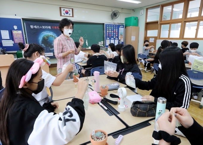 랑세스-보라매 기후학교에 참여한 서울 대림초등학교 학생들이 기후환경과 생활을 주제로 수업을 받고 있다.