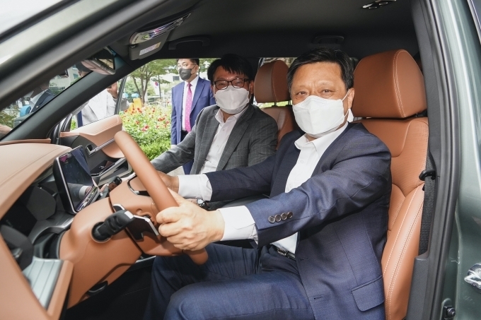 포스코가 쌍용자동차와 20일부터 이틀간 강남 포스코센터에서 신차 '토레스' 공동 프로모션에 나섰다. 사진은 포스코 김학동 부회장(사진 오른쪽)과 쌍용자동차 정용원 관리인이 시승하고 있는 모습.