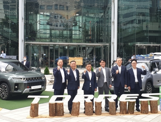 포스코가 쌍용자동차와 20일부터 이틀간 강남 포스코센터에서 신차 '토레스' 공동 프로모션에 나섰다. 사진은 왼쪽부터 KG스틸 박성희 사장, 쌍용자동차 박경원 구매본부장, 포스코 김학동 부회장, 쌍용자동차 정용원 관리인, 포스코 정탁 마케팅본부장, 포스코 김상균 자동차소재마케팅실장.