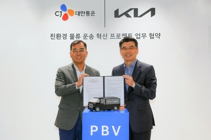 (왼쪽부터) CJ대한통운 강신호 대표이사, 기아 송호성 사장