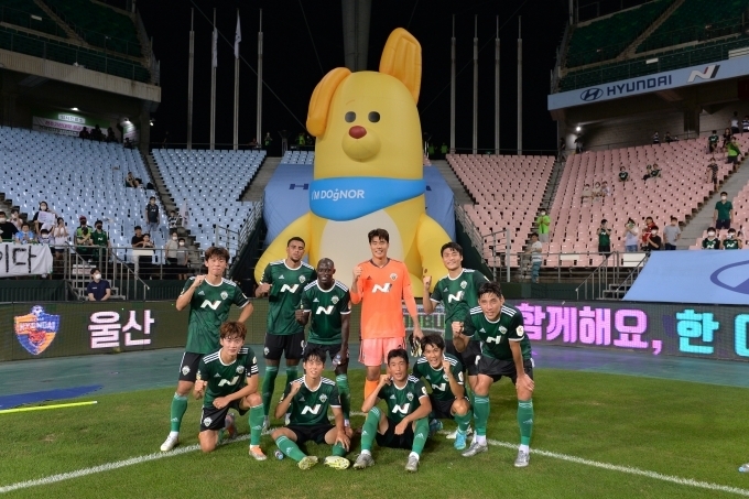 경기 종료 후 전북 현대모터스 선수단이 '덕구(DOgKU)' 조형물 앞에서 기념촬영을 하고 있다.