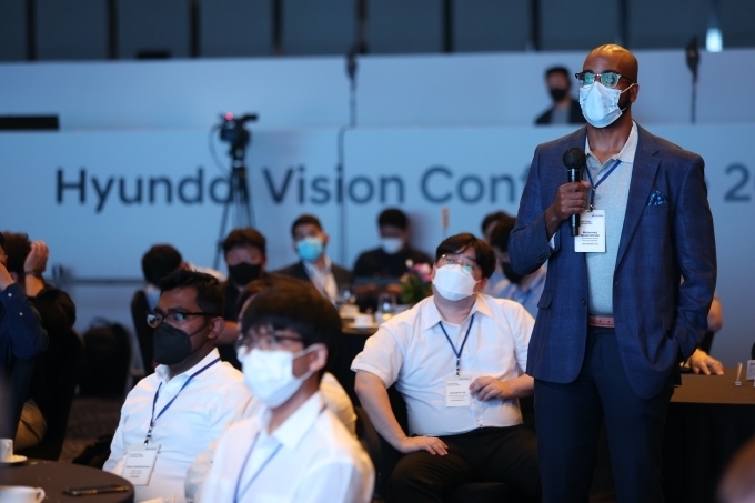 지난 3일 열린 ‘현대 비전 컨퍼런스(Hyundai Vison Conference)’에서 참석자가 질문하는 모습.