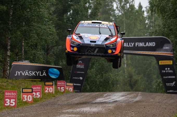 '2022 월드랠리챔피언십' 8번째 라운드 핀란드 랠리에서 현대자동차 'i20 N Rally1 하이브리드' 경주차가 주행하고 있는 모습