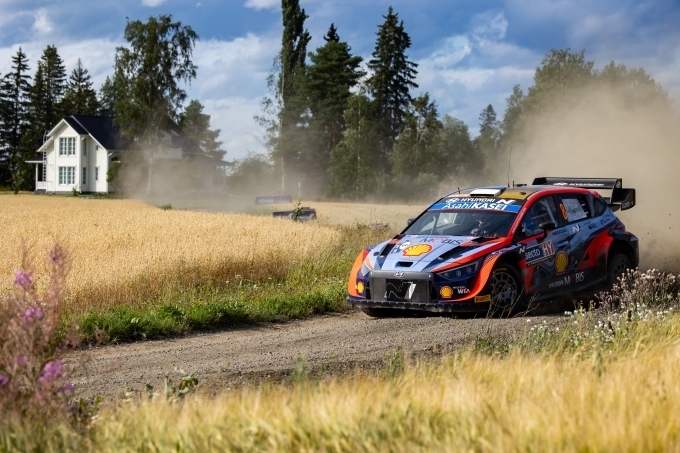 '2022 월드랠리챔피언십' 8번째 라운드 핀란드 랠리에서 현대자동차 'i20 N Rally1 하이브리드' 경주차가 주행하고 있는 모습