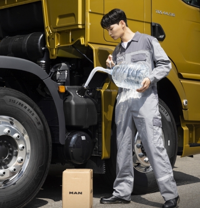 유록스로 제조된 만(MAN) 순정 요소수를 주입하는 모습