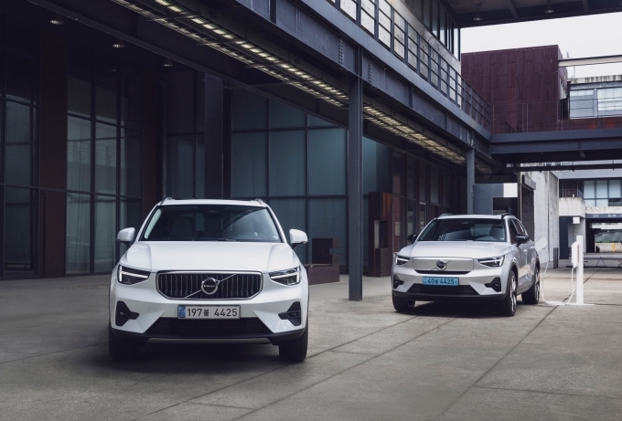 신형 XC40 MHEV와 Recharge
