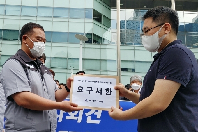 쌍용자동차 노동조합이 17일 오전 서울 여의도 산업은행 앞에서 산업은행의 지원을 촉구하는 기자회견을 하고 있다. 사진은 쌍용차 노농조합 선목래 위원장이 요구서한을 산업은행에 전달하고 있다.