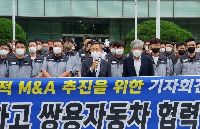 쌍용자동차 노동조합이 17일 오전 서울 여의도 산업은행 앞에서 산업은행의 지원을 촉구하는 기자회견을 하고 있다. 사진은 쌍용자동차 상거래채권단 박경배 대표(사진 가운데/경기산업)가 산업은행 지원을 촉구하고 있다.