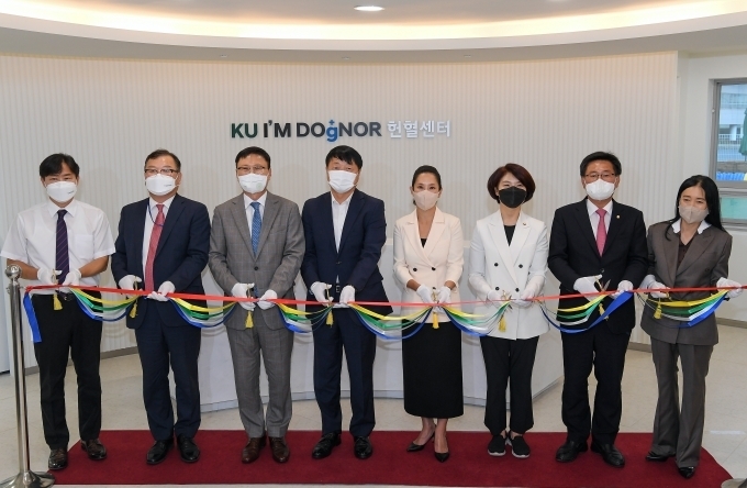 18일 열린 'KU 아임도그너(I'M DOgNOR) 헌혈센터' 개소식 행사에서 참석자들이 기념 촬영을 하고 있는 모습 (왼쪽부터) 윤헌영 건국대학교 부속 동물병원 원장, 허주형 대한수의사회 회장, 전영재 건국대학교 총장, 유원하 현대자동차 국내사업본부장(부사장), 유자은 건국대학교 이사장, 더불어민주당 한정애 국회의원, 국민의힘 이헌승 국회의원, 문정림 전 국회의원