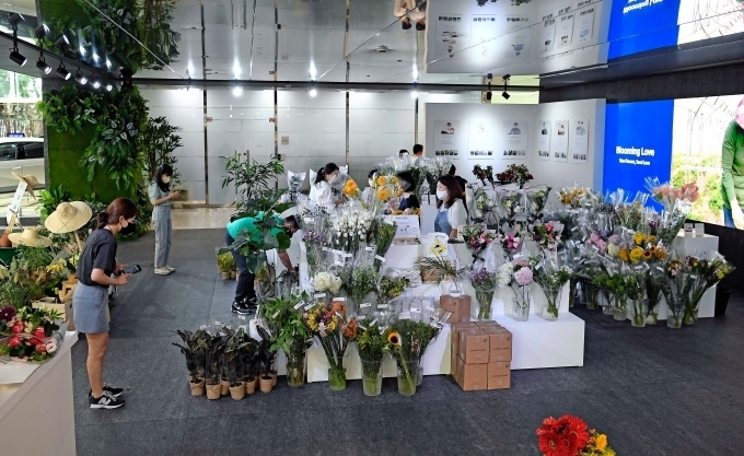 지난 16일부터 19일까지 나흘간 현대자동차 양재 본사(서울 서초구 소재) 로비에서 운영된 '플라워 마켓'의 모습