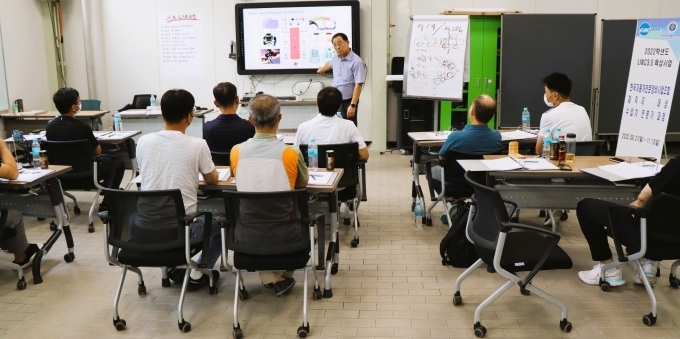 아주자동차대학이 카포스 회원들을 대상으로 '수입차 전문가 과정' 교육을 하는 모습.