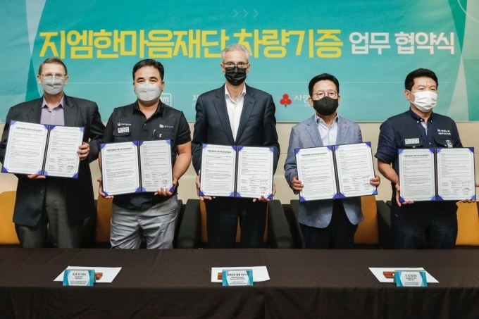 지엠한마음재단코리아오 인천 사회복지공동모금회 업무협약식 기념 촬영 모습(좌측부터 브라이언 맥머레이 지엠테크니컬센터코리아 사장, 김준오 금속노조 한국지엠지부 지부장, 로베르토 렘펠 한국지엠 사장 겸 CEO, 조상범 인천 공동모금회 회장, 안문규 지엠테크니컬센터코리아 지회장)