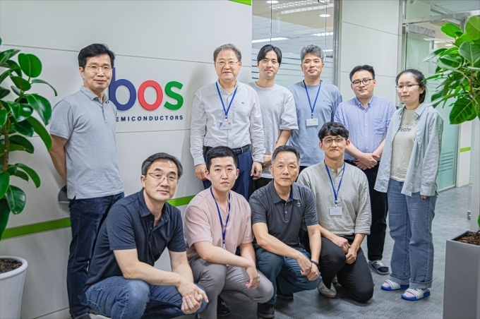 (뒷줄 왼쪽부터) 보스반도체 임경묵 최고기술책임자, 박재홍 대표, 장연호 최고운영책임자 등 임직원들이 판교 실리콘파크에 위치한 보스반도체 사무실에서 사진 촬영하는 모습
