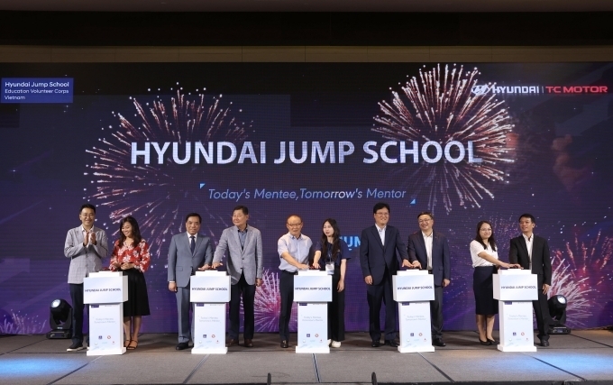 지난 27일 베트남 하노이 인터컨티넨탈 호텔에서 진행된 ‘현대 점프스쿨 베트남 2기 수료식 및 3기 발대식’ 행사에서 관계자들이 기념 촬영을 하고 있는 모습(왼쪽부터 이의헌 사단법인 점프 대표, 응우엔 티 흐엉 3기 학습센터 교감, 부이 앙 뚜안 베트남 통상대(FTU) 총장, 오인원 현대차 베트남사업담당, 박항서 베트남 축구국가대표팀 감독, 응어 칸 린 3기 봉사자, 이병훈 현대차그룹 상무, 도 뚜안 밍 하노이 국립대 총장, 따오 티 지이우 린 사회인 멘토, 돈 뚜안 푸엉 베트남 평화봉사단 대표)