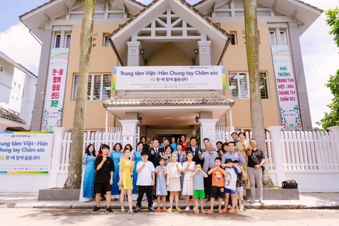 지난 26일 베트남 하이퐁市에서 진행된 ‘한-베 함께돌봄센터 2호’ 개관식에서 관계자, 한-베 다문화가정 부모 및 자녀들이 기념 촬영을 하고 있는 모습