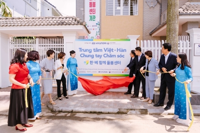지난 26일 베트남 하이퐁市에서 진행된 ‘한-베 함께돌봄센터 2호’ 개관식에서 관계자들이 기념 촬영을 하고 있는 모습(왼쪽 세 번째부터 장미경 주베트남 대한민국 대사관 영사, 김경희 사회복지공동모금회 본부장, 부 티 낌 리엔 하이퐁시 여성연맹 주석, 박종경 주베트남 대한민국 대사관 총영사, 오인원 현대차 베트남사업담당, 신혜수 유엔인권센터 이사장, 이병훈 현대차그룹 상무)