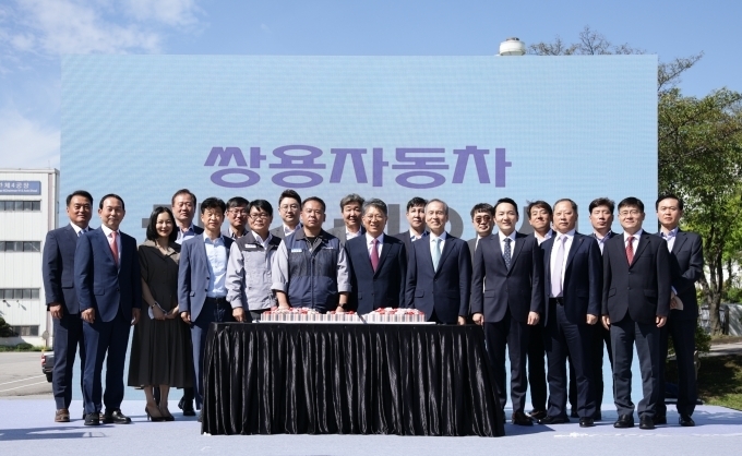 쌍용자동차 곽재선 회장 취임식을 개최했다. 사진은 곽재선 회장(사진 가운데)을 비롯해 쌍용차 정용원 관리인(사진 앞줄 왼쪽에서 네번째) 및 선목래 노동조합 위원장(사진 앞줄 왼쪽에서 다섯번째), KG그룹 계열사 대표 등이 떡케잌 커팅 후 기념촬영을 하고 있다.