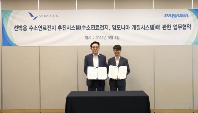 (주)빈센은 1일 H2 MEET 2022(前 수소모빌리티+쇼)에서 주요 관계자들이 참석한 가운데 (주)파나시아와 MOU를 체결했다. (사진 좌측부터) (주)파나시아 이수태 회장, (주)빈센 이칠환 대표
