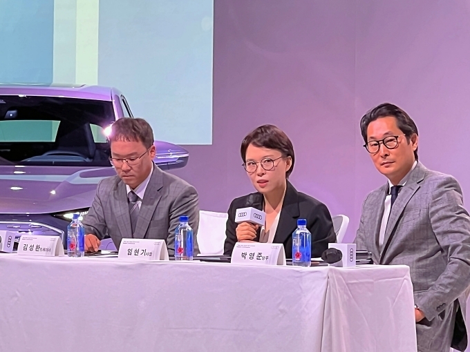 (사진 좌측부터) 김성환 제품 트레이너, 임현기 아우디코리아 사장, 박영준 마케팅 상무