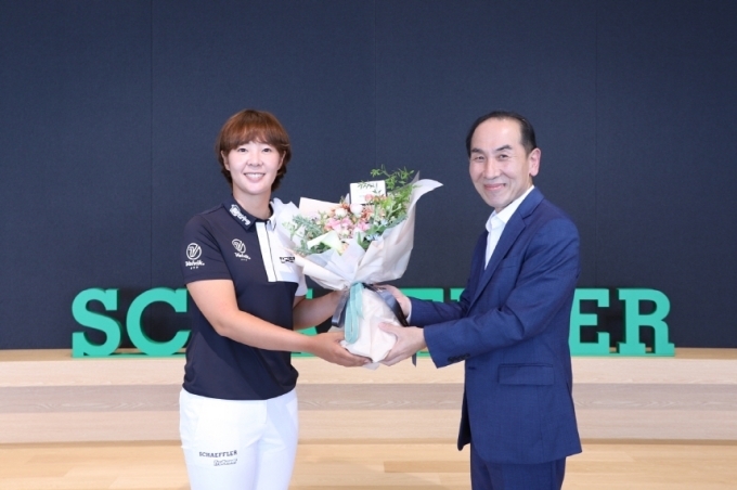 프로골퍼 박지영 선수(좌)와 셰플러코리아 이병찬 대표(우)가 여의도 셰플러코리아 본사에서 후원 협약을 체결했다.