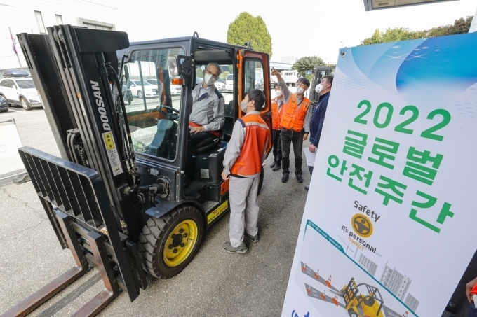 한국지엠 로베르토 렘펠 사장이 지게차 체험 행사에 참석하고 있는 모습.