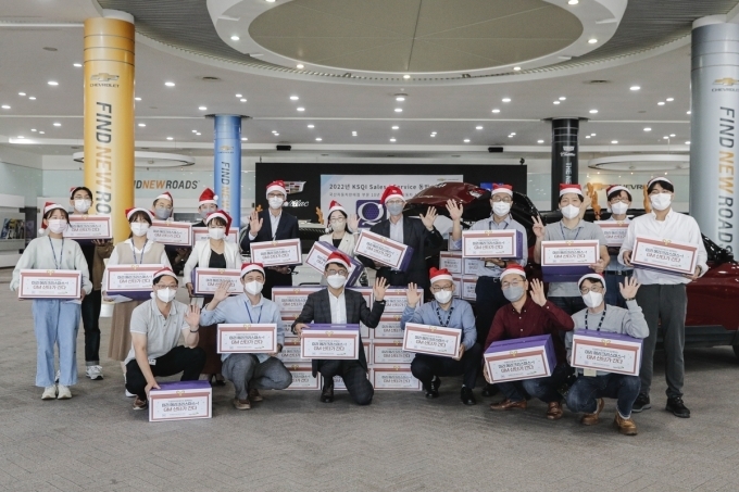 지엠한마음재단코리아는 27일 한국지엠 본사 홍보관에서 미리 크리스마스 선물 전달식을 개최했다. GM 산타 원정대로 변신한 임직원 자원 봉사자들이 선물을 들고 있는 모습.
