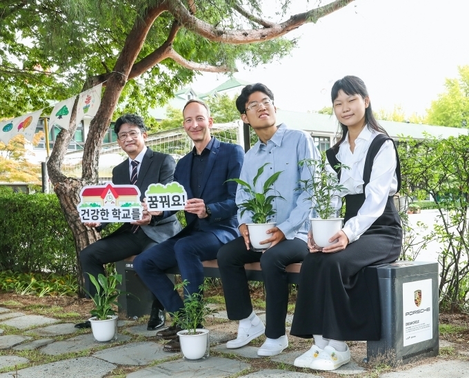‘2022 포르쉐 드림 서클’ 완공식 (왼쪽부터 박문기 교장, 홀가 게어만 대표, 학생 회장 및 학생 부회장)
