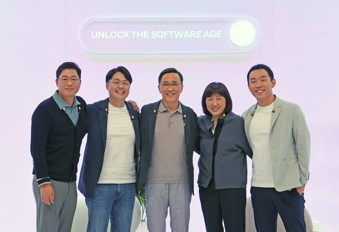 'Unlock the Software Age' 미디어 세션에 참여한 현대차그룹 임원들 (왼쪽부터) 현대차그룹 전자개발실장 안형기 상무, 전자·인포테인먼트개발센터장 추교웅 부사장, 연구개발본부장 박정국 사장, ICT혁신본부장 진은숙 부사장, 자율주행사업부장 장웅준 전무