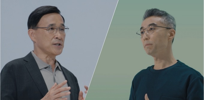 (왼쪽부터) 현대자동차그룹 연구개발본부장 박정국 사장, TaaS본부장 송창현 사장이 'Unlock the Software Age'에서 SDV 비전을 발표하는 모습