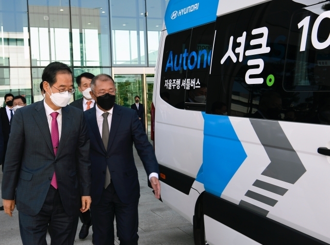 19일(수) 경기도 화성시 소재 현대차·기아 기술연구소에서 한덕수 국무총리(사진 좌측)와 현대차그룹 정의선 회장(사진 우측)이 현대차 자율주행차인 쏠라티 로보셔틀에 탑승하려고 하는 모습