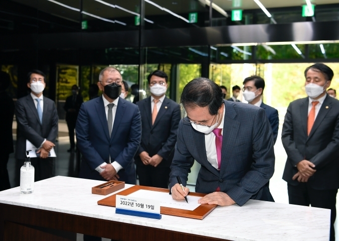 19일(수) 경기도 화성시 소재 현대차·기아 기술연구소에서 한덕수 국무총리가 방명록에 서명하고 있는 모습