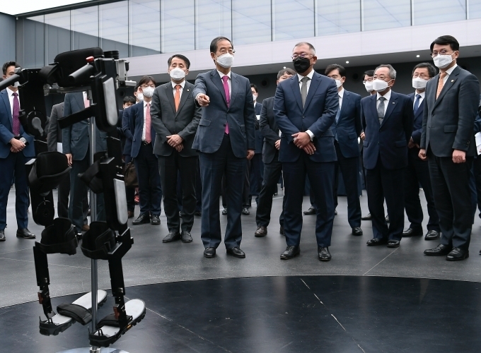 19일(수) 경기도 화성시 소재 현대차·기아 기술연구소에서 한덕수 국무총리와 현대차그룹 정의선 회장이 현대차그룹 웨어러블 로봇을 살펴보고 있는 모습