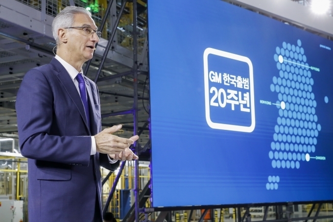 GM 한국 출범 20주년 기념식에서 발표중인 로베르토 렘펠 한국지엠 사장