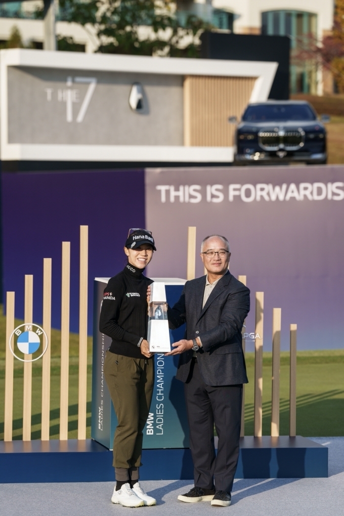 한상윤 BMW 코리아 대표(오른쪽)와 챔피언 리디아 고가 기념촬영을 하고 있다.