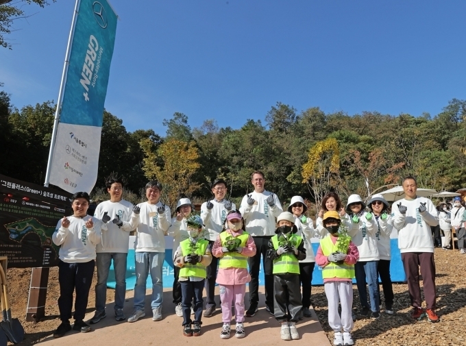 좌로부터 세번째) 아이들과미래재단 김병기 본부장, (다섯번째) 메르세데스-벤츠 공식딜러 KCC오토 류인진 대표이사, (여섯번째) 메르세데스-벤츠 사회공헌위원회 토마스 클라인 의장, (일곱번째) 서울시 푸른도시여가국 공원조성과 박미애 과장, (여덟번째) 메르세데스-벤츠 사회공헌위원회 이은정 위원