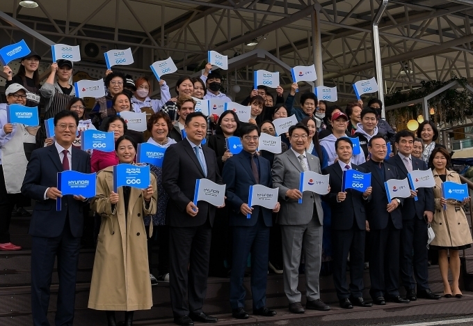 현대차그룹 이병훈 상무(맨 왼쪽), 현대차그룹 양진모 부사장(왼쪽 세 번째), 현대차그룹 공영운 사장(왼쪽 네 번째), 권성동 국회의원(가운데), 김종욱 강릉시 부시장(오른쪽 네 번째) 사회복지공동모금회 황인식 사무총장(오른쪽 두 번째) 등 관계자들이 강릉 서부시장 그랜드 오픈식에서 기념촬영을 하고 있는 모습