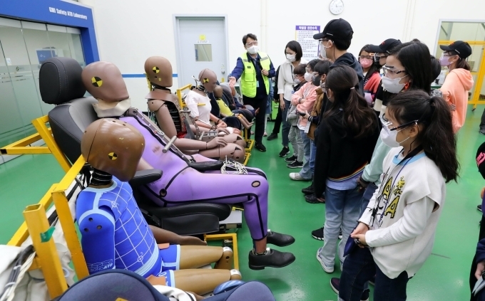 지난 28일 GM 다양성 주간 활동의 일환으로 개최된 직원 자녀 초청 이벤트에서 아이들이 GM 한국사업장 연구소 투어를 통해 실험용 인체 모형인 더미(Dummy)에 대한 설명을 듣고 있는 모습.