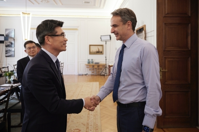 26일 기아 송호성 사장이 그리스 키리아코스 미초타키스(Kyriakos Mitsotakis) 총리와 만나 악수하는 모습
