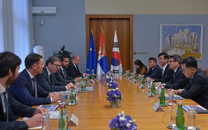 기아 송호성 사장이 24일 세르비아 현지에서 알렉산다르 부치치(Aleksandar Vučić) 대통령을 비롯한 정부 주요 관계자들과 간담회를 갖고 있는 모습. (사진 왼쪽 세 번째) 세르비아 알렉산다르 부치치(Aleksandar Vučić) 대통령, (사진 오른쪽 두 번째부터) 기아 송호성 사장, 이재웅 주세르비아 한국대사
