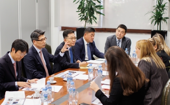 (사진 왼쪽 두 번째) 기아 송호성 사장이 알바니아 외교부 청사 회의실에서 알바니아 정부 주요 인사들에게 부산의 매력과 경쟁력 등에 대해 설명하고 있는 모습