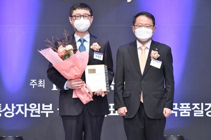 (좌로부터) 이규민 메르세데스-벤츠 코리아 상무, 강명수 한국표준협회 회장이 기념촬영을 하고 있다.